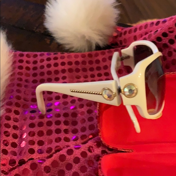 Kathy Van Zeeland Sun Glasses - Picture 3 of 7